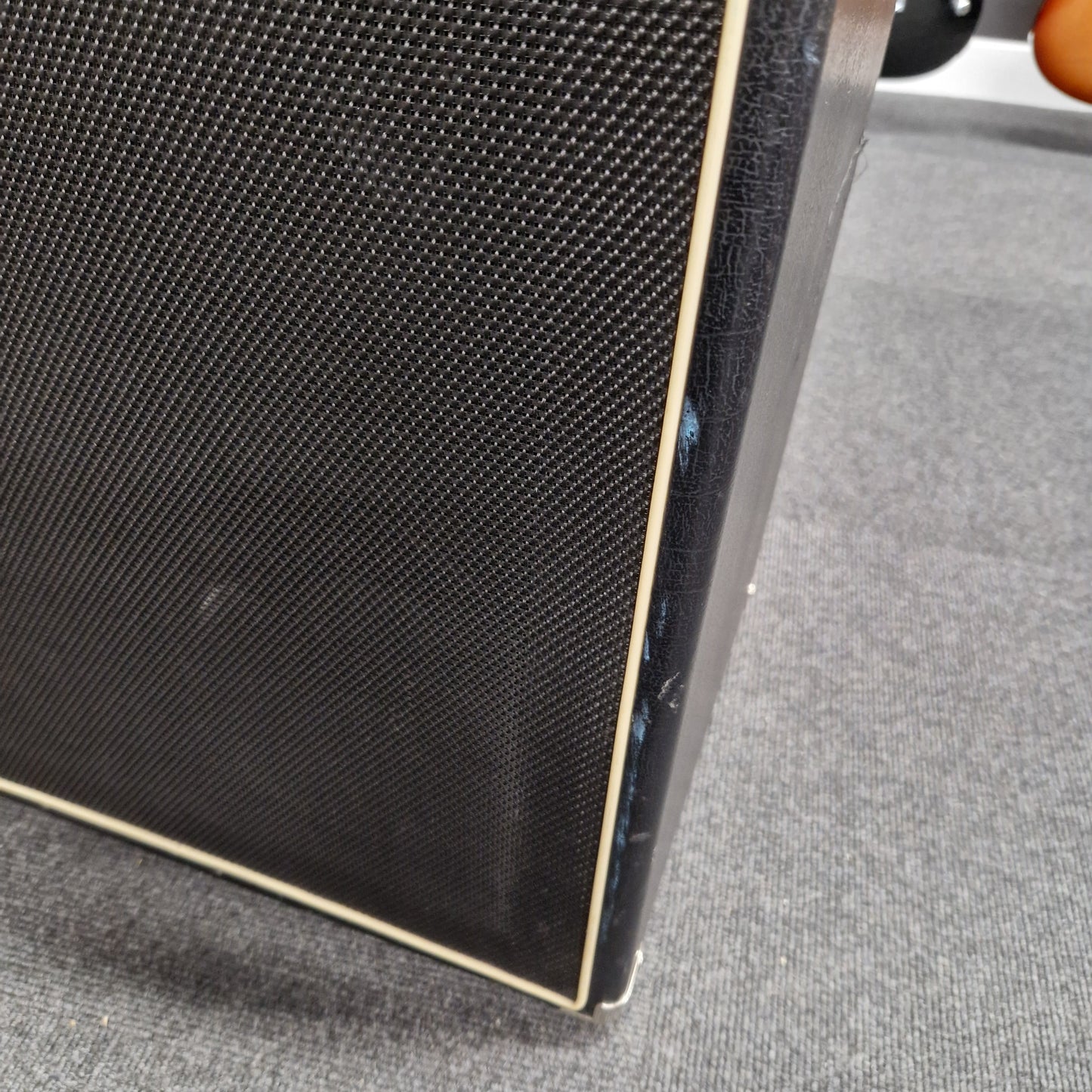Pre-Owned Ashdown MAG-C210T-300EVO Black speaker grille on a gray background