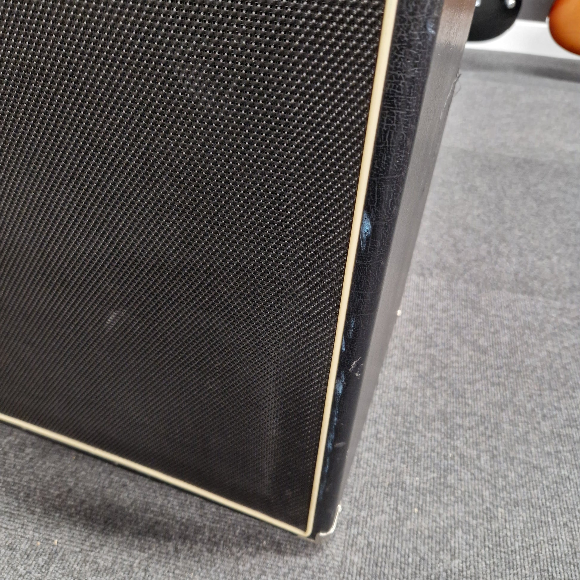 Pre-Owned Ashdown MAG-C210T-300EVO Black speaker grille on a gray background