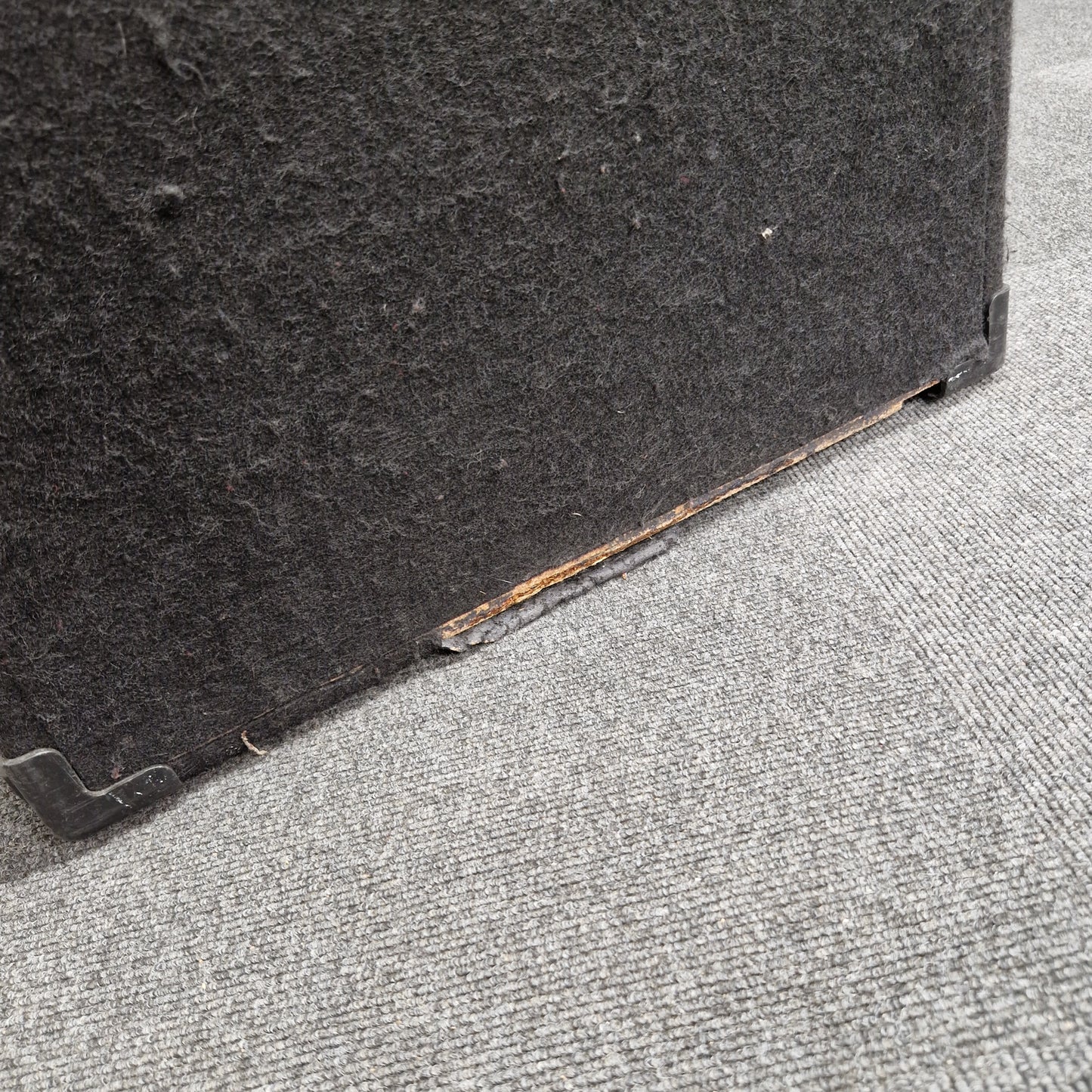 Pre-Owned Fender Rumble 100 Black mat on a gray carpeted floor