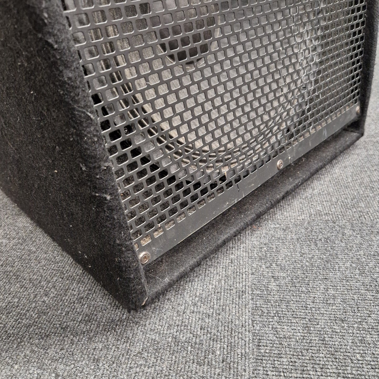 Pre-Owned Warwick BC300 Metallic grid on a textured gray surface