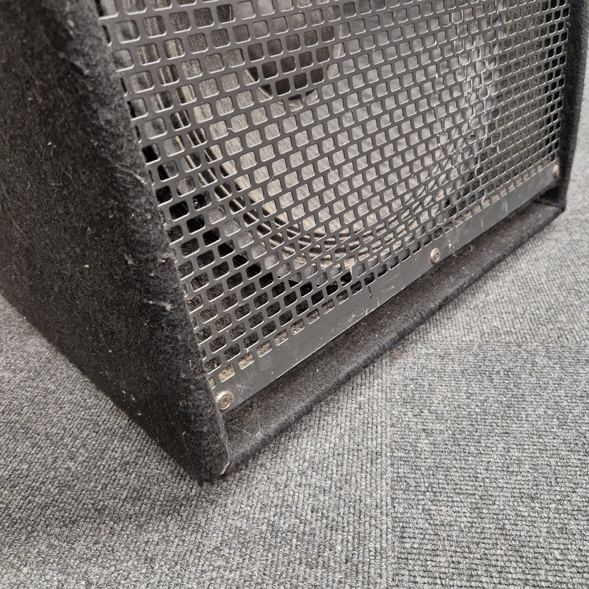 Pre-Owned Warwick BC300 Metallic grid on a textured gray surface