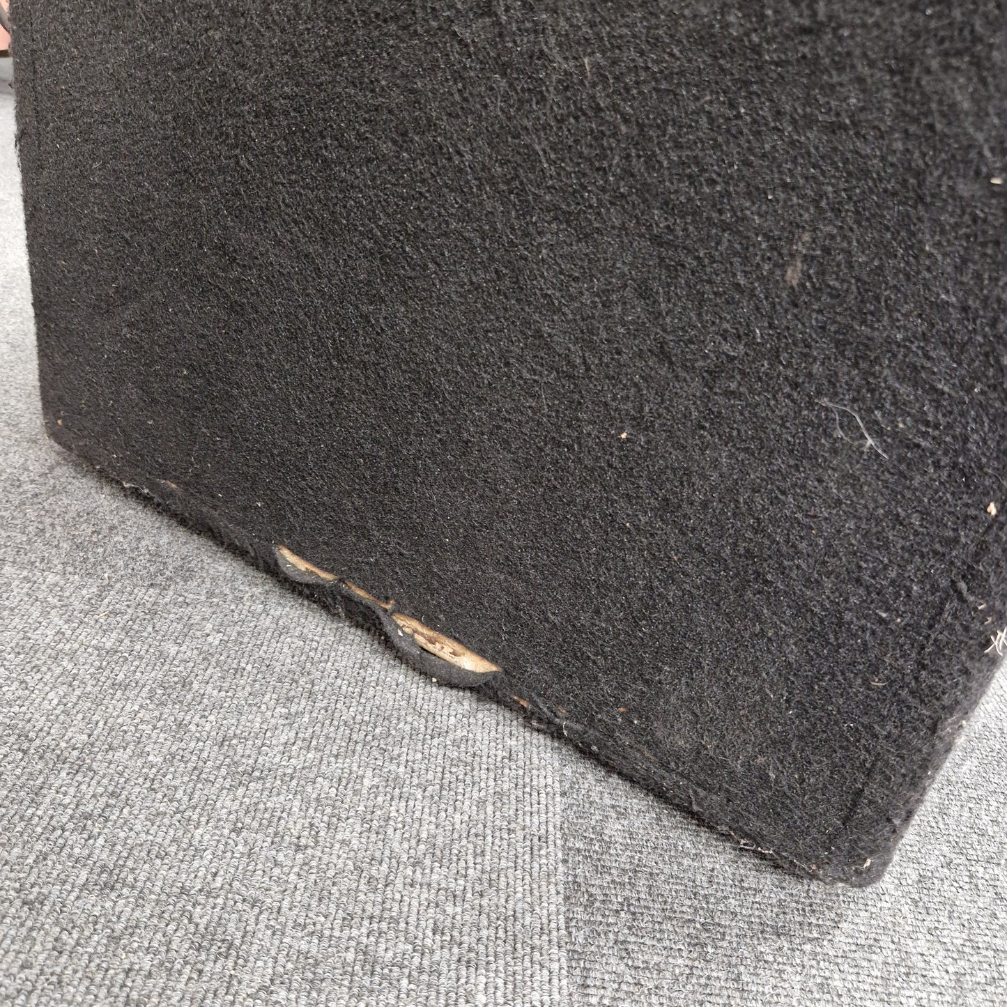 Pre-Owned Warwick BC300 Close-up of a black mat on a textured gray surface