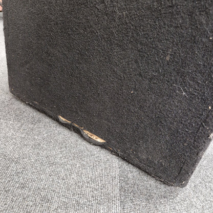 Pre-Owned Warwick BC300 Close-up of a black mat on a textured gray surface