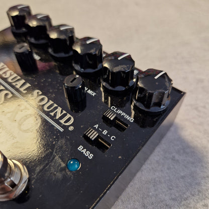 Pre-Owned Truetone VSXO Close-up of a guitar effects pedal with visible brand name on a textured surface