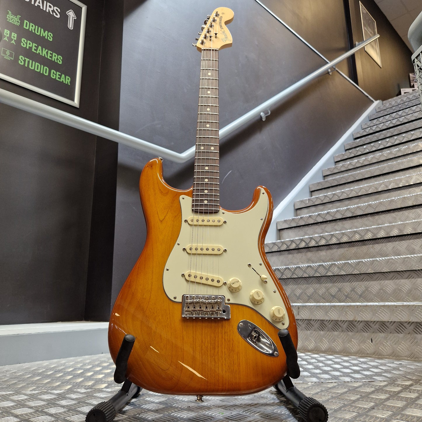 Pre-Owned Fender Performer Stratocaster Electric - Honeyburst