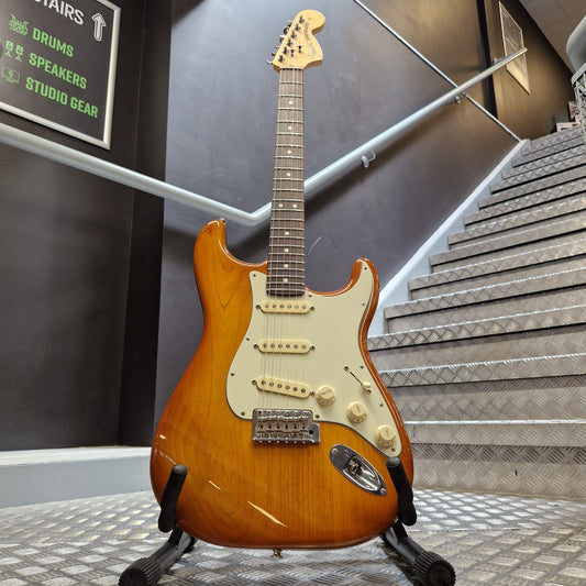 Pre-Owned Fender Performer Stratocaster Electric - Honeyburst