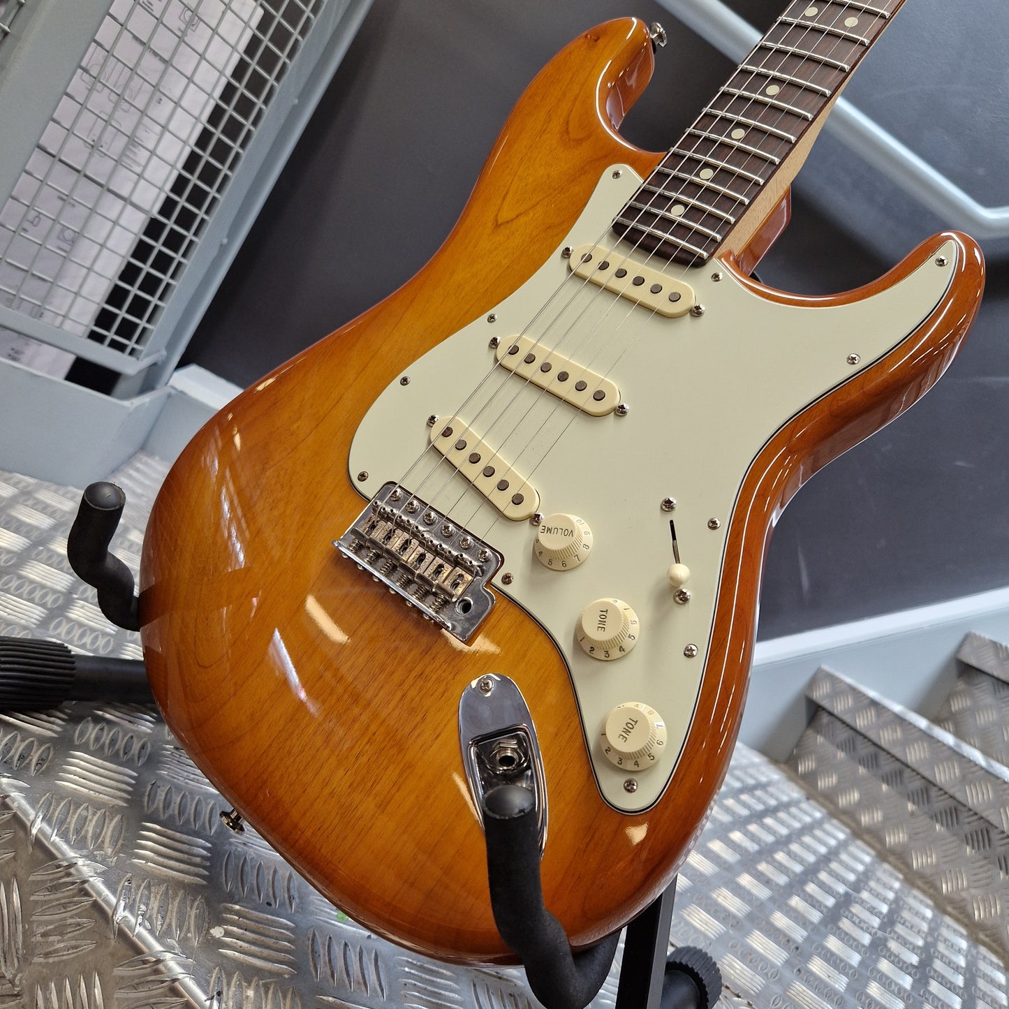 Pre-Owned Fender Performer Stratocaster Electric - Honeyburst