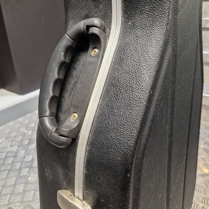 Pre-Owned Hiscox LiteFlite Acoustic Hard Case Close-up of a black textured hard-shell suitcase handle with a silver zipper running vertically alongside it.