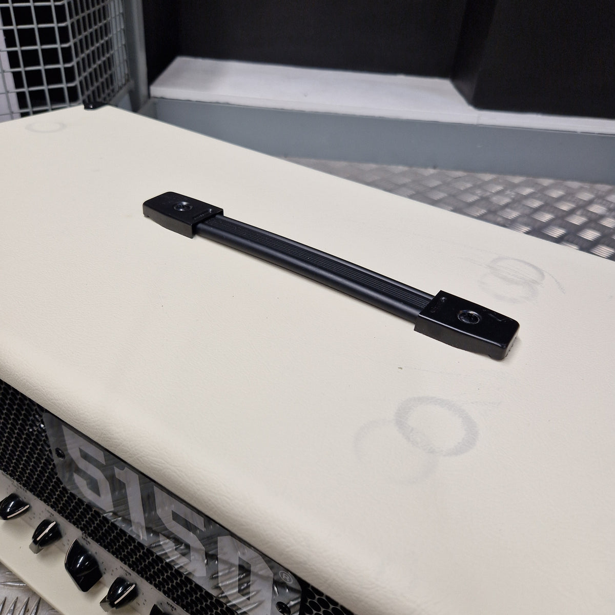 Pre-Owned EVH 5150 Iconic 80W Electric Amplifier Head A black metal handle with a matte finish is mounted on the cream-colored front panel of a guitar amplifier, with the brand name 'S1500' partially visible on the lower left.