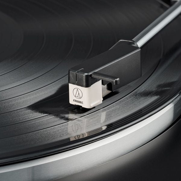 Audio-Technica ATN3600LC Close-up of a turntable needle on a vinyl record